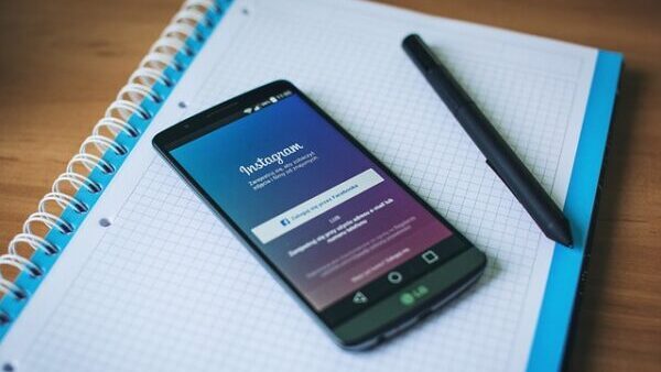 インスタを開くと音楽が止まるのはなぜ?